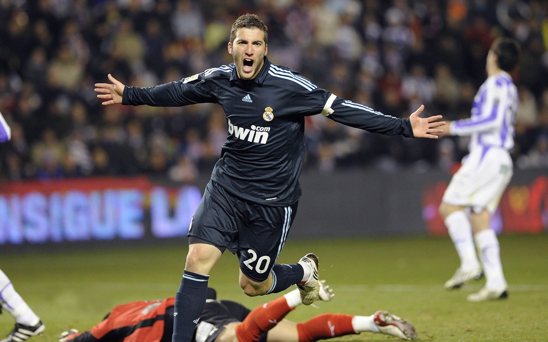 球迷对布兰特加盟本菲卡表现出浓厚兴趣，布兰特足球